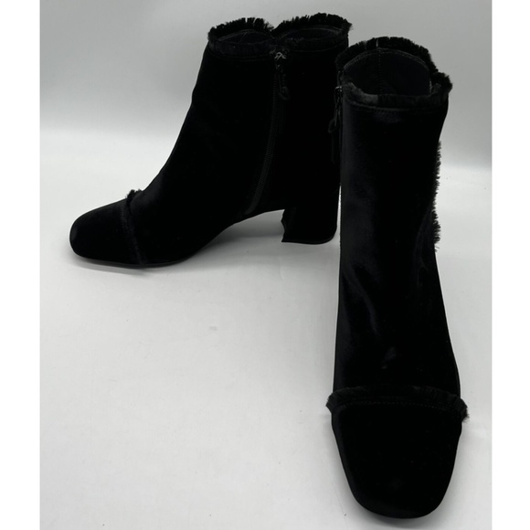 Stuart Weitzman 'On The Fringe' Block Heel Bootie in Black Velvet sz 37.5 - Picture 2 of 5